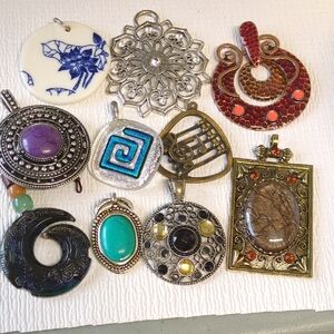 🍀M11 - Mixed Pendant Lot - Silver and Goldtones Accents